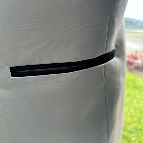 81.PHILLIP LIM Beige Tuxedo Jacket with Contrast Black Collar & Sleeves
Size:8 - Picture 13 of 17